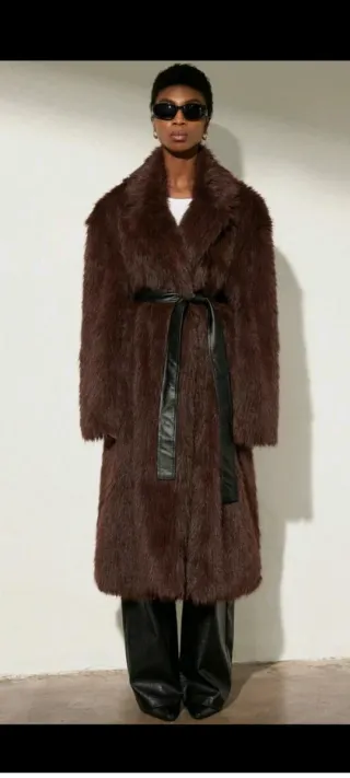 Abrigo largo de pelo marrón nuevo a estrenar