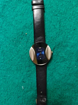 Reloj Unique esfera azul y detalles plateados