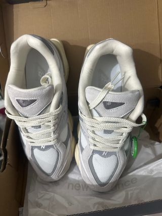 Zapatillas New Balance Plata y Blanco