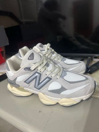 Zapatillas New Balance Plata y Blanco