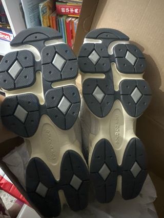 Zapatillas New Balance Plata y Blanco