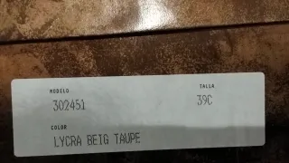 Botas altas beige tacón negro