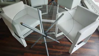 Mesa cristal y 2 sillones blancos