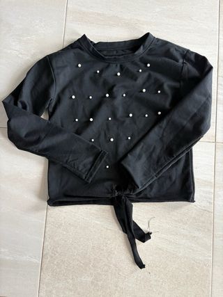 Camiseta negra con perlas y nudo