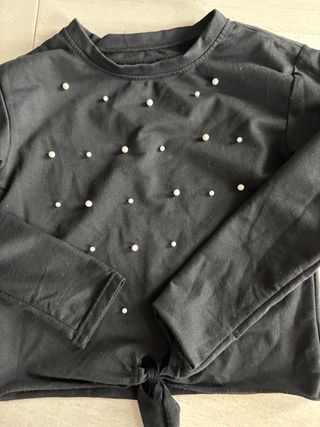 Camiseta negra con perlas y nudo