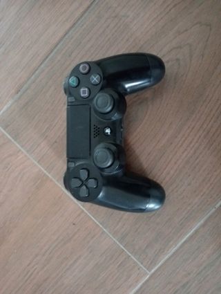 PS4 Slim Negra con 2 mandos y cable