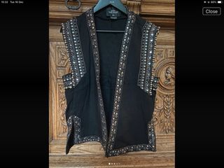 Chaleco de lujo con adornos metálico y mini espejo