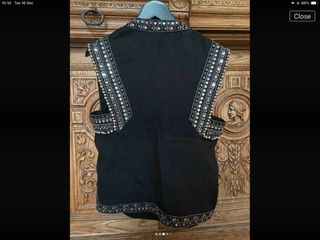 Chaleco de lujo con adornos metálico y mini espejo