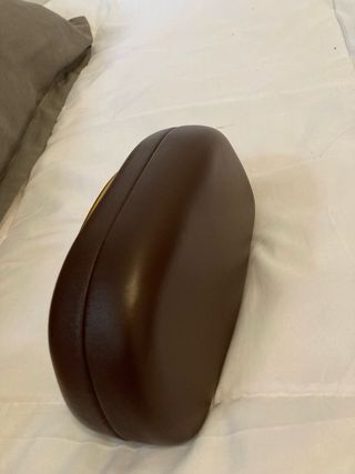 Bolso elegante marrón con asa dorada