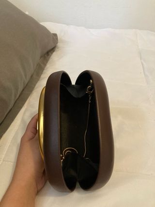 Bolso elegante marrón con asa dorada