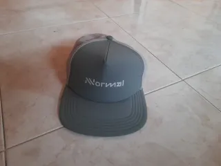 Gorra Nnormal gris y verde oliva