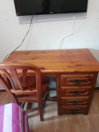 Scrivania in legno di pino robusta