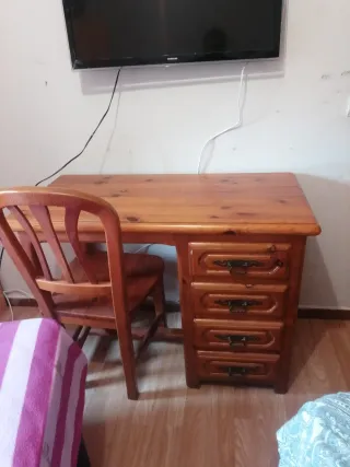 Scrivania in legno di pino robusta