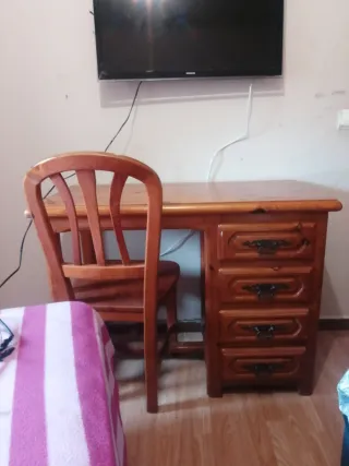 Scrivania in legno di pino robusta