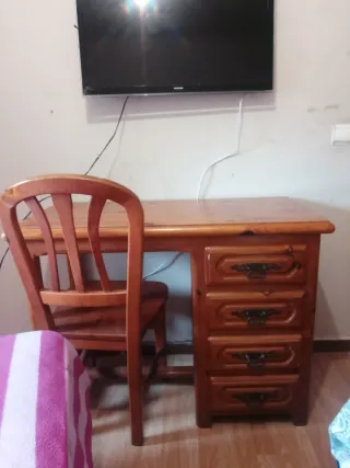 Scrivania in legno di pino robusta