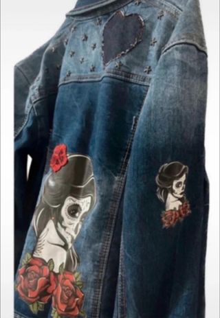 Cazadora vaquera customizada con calavera y rosas