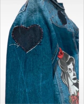 Cazadora vaquera customizada con calavera y rosas