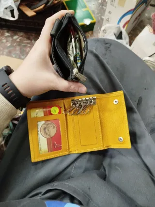 Carteras de piel negra y amarilla