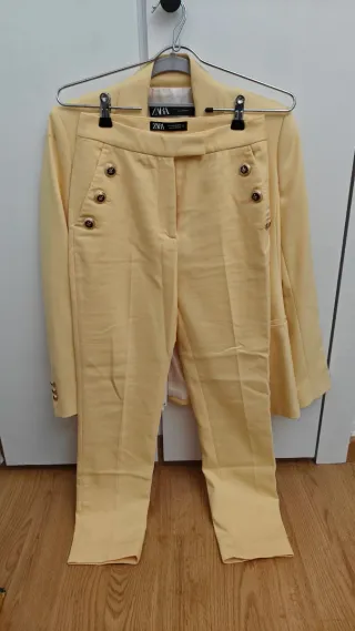 Traje de chaqueta y pantalón Zara amarillo
