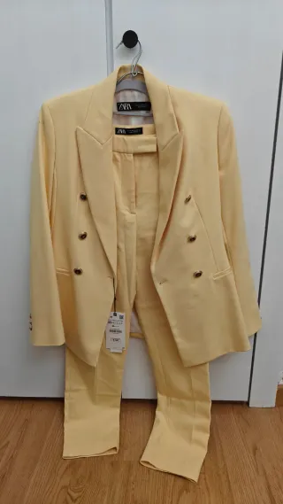 Traje de chaqueta y pantalón Zara amarillo