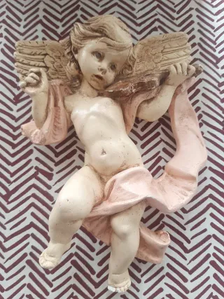 Ángel de escayola pintado