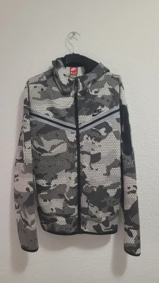 Chaqueta Nike Camuflaje Gris y Blanca