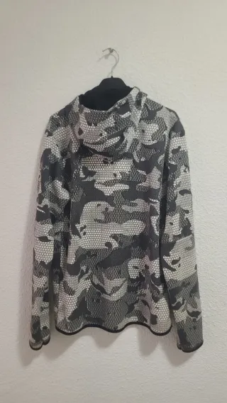 Chaqueta Nike Camuflaje Gris y Blanca