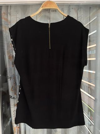 Blusa negra con lunares