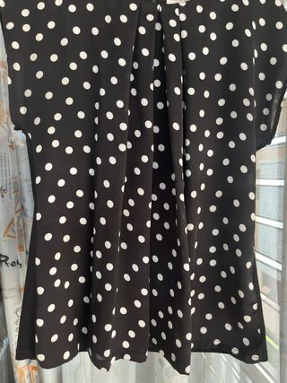 Blusa negra con lunares