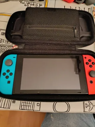 Nintendo Switch Azul/Rojo con funda.