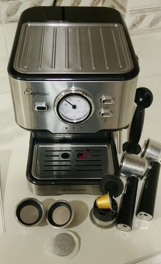 Cafetera Expresso y cappuccino, 20 bar de presión.