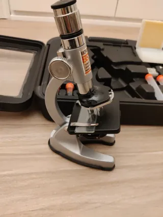 Microscopio con accesorios