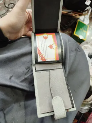 Cartera hombre gris con detalle multicolor