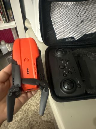 Drone Naranja y Negro con Control