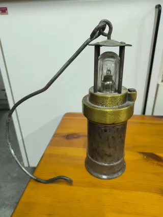 Lámpara de minero antigua