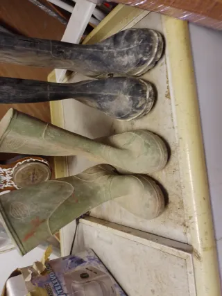 Botas de goma negras y verdes