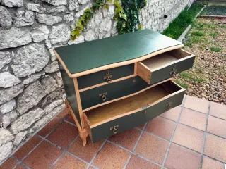 Cómoda de madera antigua