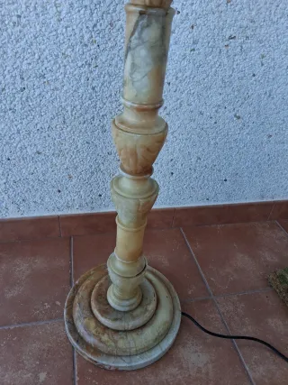 Lámpara de pie de marmol y tela