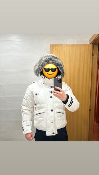 Abrigo de plumas blanco con capucha