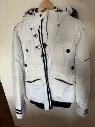 Abrigo de plumas blanco con capucha