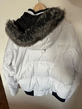 Abrigo de plumas blanco con capucha