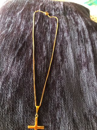 Cruz chapada oro con cadena