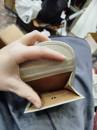 Monedero dorado de piel