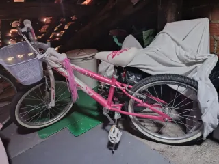Bicicleta infantil rosa con cesta