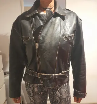 Chaqueta de cuero estilo motero