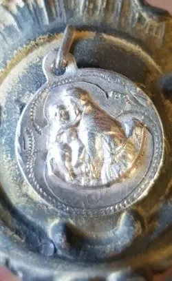 Antigua medalla religiosa de plata