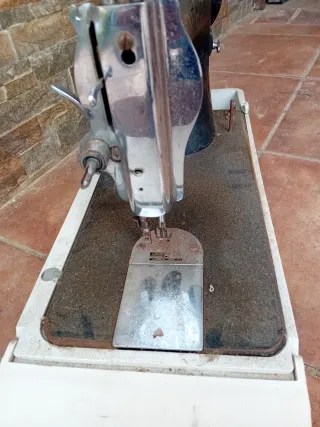 Máquina de coser Alfa antigua