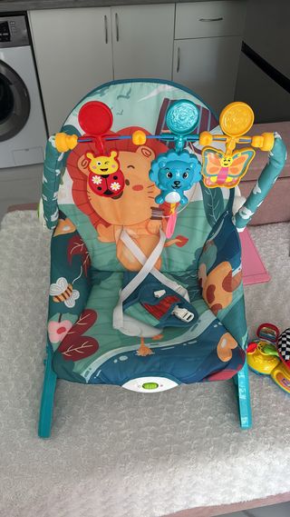 Mecedora para bebé con juguetes