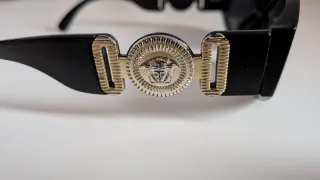 Gafas de sol Versace negras y doradas