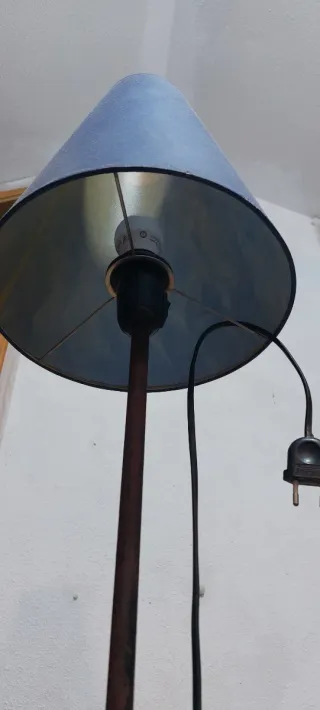 Lámpara de pie de hierro azul